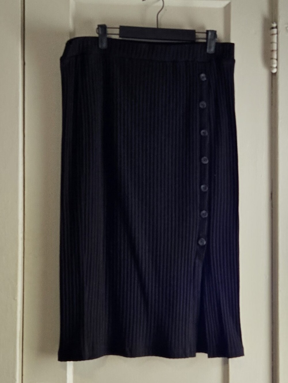 Time and Tru Black Ribbed Button-Accent Midi Skirt